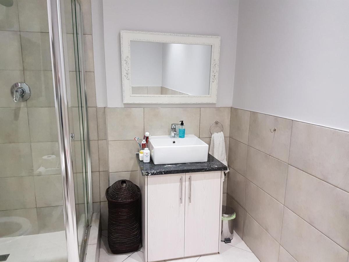 Modern, Centrally Located Dorp Street Apartment 斯泰伦博斯 外观 照片